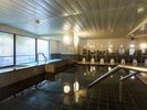 広々とした男性大浴場。洗い場も豊富です。