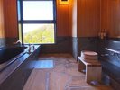 特別室(勾玉)檜を贅沢に使ったお風呂 窓の外に広がる緑と大空を愛でながらゆっくりとお過ごしください