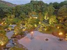【日本庭園側眺望】夜の日本庭園「曲水の庭」にはかがり火が揺らめきます