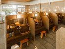 大浴場洗い場。ブースの数が多く人目を遮る仕切りがございます。