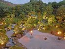 「曲水の庭」は砂紋や松、滝、茶屋、神社を有し、趣のある回遊式日本庭園です