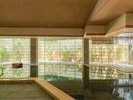 【2025年リニューアル】檜の湯(朝日に照らされた庭園を眺めながら、湯に浸かる贅沢)