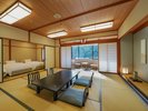 【和室20畳トリプル】二間続きの20畳客室にシングルベッドを3台配した開放的な客室