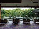 エントランスラウンジ「草笛」自慢の日本庭園がお客様をお出迎えします。