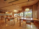 料理茶屋 燕楽-Utage-。半個室の椅子テーブル席は解放感を残しながらも居心地よいプライベート空間