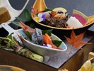 新鮮な魚介を使った旬魚のお造り。自分ですり下ろす本わさびは香り高く、魚介の旨味を引き立てます。