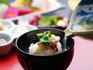 ふぐをご飯にのせて温かい出汁をかけた島根の郷土料理「うず煮」
