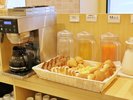配膳カウンター(ドリンク・パン)