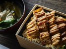 プチ贅沢プランのあなご弁当。牡蠣鍋汁もご用意。