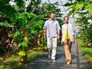自家農園「OUR FARM」をホテルスタッフがご案内。ご希望に応じて熱帯の果樹などが育つ様子を見学できます。