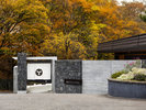 【外観】紅葉に囲まれた秋