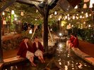 【夏灯路2026】ほの暗い湯面に映る提灯。夜の足湯もお楽しみください。※イメージ