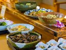 【夕食ビュッフェ】地元の食材をふんだんに使用した出来たての味をどうぞ。