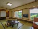 【平安亭和室 角部屋12.5畳】居心地のいいコーナーソファが人気の、角部屋和室です。