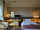 【末広亭ツインルーム27平米】快適な安眠をテーマに、シモンズ社製ベッドとテンピュール枕を備えました。