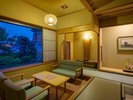【末広亭和室 檜風呂付】居心地の良い12.5畳の和室。窓の外には専用の空中庭園を設えました。