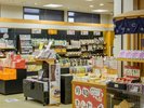 【売店】旅の記念やお土産にぴったりの商品を多数取り揃えております。ぜひお立ち寄りください。