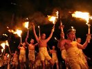 【どんど祭り】月岡温泉の冬の風物詩!約100名のランナーが松明をもって温泉街を駆け抜けます。