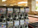 【ガチャポンコーナー】ロビー売店前。大人も思わず夢中になるガチャポンです。