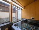 【貸切風呂 旅平】湯けむり三兄弟「旅平」が見守るめのう風呂です。2〜3名様対応(有料・予約制)