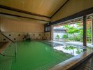 【月岡湯香炉】美しいエメラルドグリーンの湯、硫黄と檜の香りが漂う内風呂です。