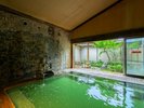 【月岡湯香炉】硫黄と檜の香りが漂う内風呂です。京風庭園を望む露天風呂もございます。