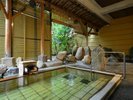 【庭園露天風呂】庭園を望む「ひのき露天風呂」と「大岩露天風呂」