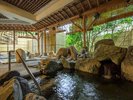 【庭園大浴場】庭園を望む「ひのき露天風呂」と「大岩露天風呂」