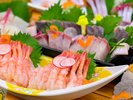 【夕食ビュッフェ】日本海の新鮮なお造りや、板前が握るお寿司をお楽しみください。