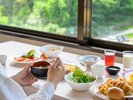 【朝食ビュッフェ】さわやかな朝の景色を望む展望レストランでご朝食を。