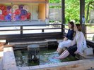 【あしゆ湯足美(ゆたび)】徒歩5分。月岡温泉100%源泉掛け流しの足湯。街歩きの休憩にぴったりです。