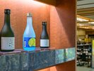 お酒がお出迎えする、お座敷ダイニング「おけさ御殿」入口。