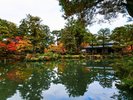 【清水園】通年人気の観光地ですが、秋は紅葉と池のコントラストが見事です!当館よりお車で約15分。