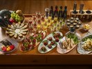 12種類の前菜が並ぶ、秋の彩り豊かなアンティパストワゴンが、ディナーの幕開けを華やかに演出します。