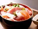 彩り豊かな海鮮を組み合わせて、オリジナル海鮮丼に。味わうだけでなく作る楽しさも魅力です。