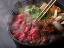 各席に鍋をご用意。すき焼きやプルコギなど、出来立てをその場で楽しめます。