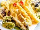 天ぷらコーナーでは旬のお野菜やエビをご提供。揚げたての香ばしさをご賞味ください。