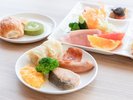 和洋取り揃えた朝食ビュッフェ。シェフが目の前で焼き上げるオムレツや彩り豊かなフルーツを堪能。