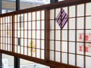#館内 廊下の窓際には彩り豊かな障子が並び、柔らかな光と季節の彩りが和の空間を演出。