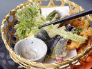 #夕食ー春単品 季節の山菜を楽しむ、揚げたての天ぷら。