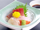 #夕食単品 新鮮な海の幸を盛り合わせた、お刺身の一皿。