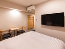 160p幅のクイーンベッドをご用意。未就学児でしたら添い寝ご利用可です。