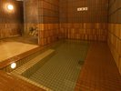 サウナ室と水風呂も完備しています