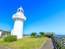 細島灯台海原と空の青さの中に、ひときわ輝く白い灯台