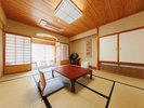 10畳|南向きの窓から暖かい日が差しこみます