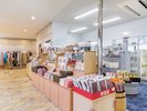 【売店】伊勢志摩の旅行のお土産に、特産の本真珠のネックレス、ご当地ものの限定菓子や地元銘菓などもあり