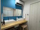 【luna】シャワー&トイレ棟 洗面コーナーは洗面台が2台で朝の準備もゆったり