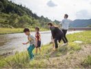 川の横を散歩したりのんびり。(川遊びできません)