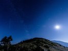 月と星が見える自然いっぱいのグランピング施設