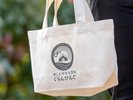 温泉館への移動に便利なオリジナルトートバックをプレゼント